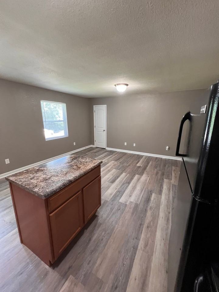 Live in Comfort at Evergreen Apartments in Knoxville! - Photo 3 of 24