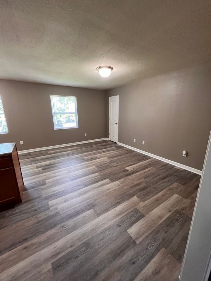 Live in Comfort at Evergreen Apartments in Knoxville! - Photo 4 of 24