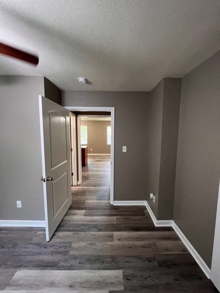 Live in Comfort at Evergreen Apartments in Knoxville! - Photo 7 of 24