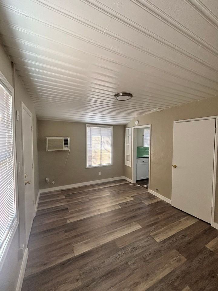 1141 E Adams St #2 - Photo 3 of 8