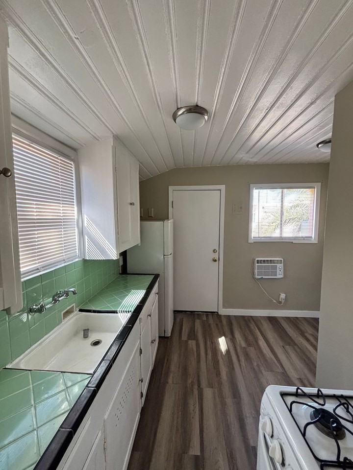 1141 E Adams St #2 - Photo 6 of 8
