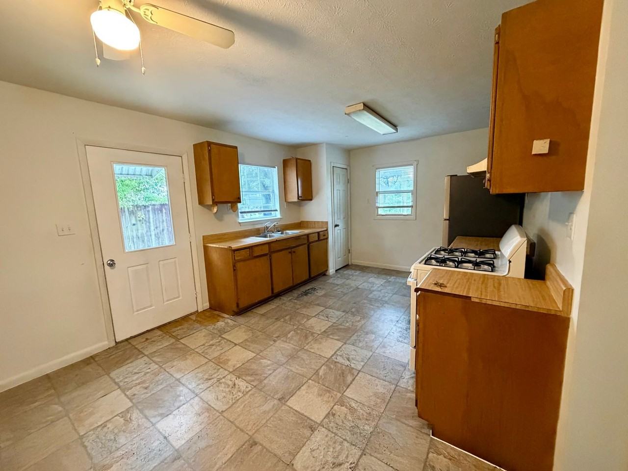 219 N Gray Ave - Photo 2 of 8