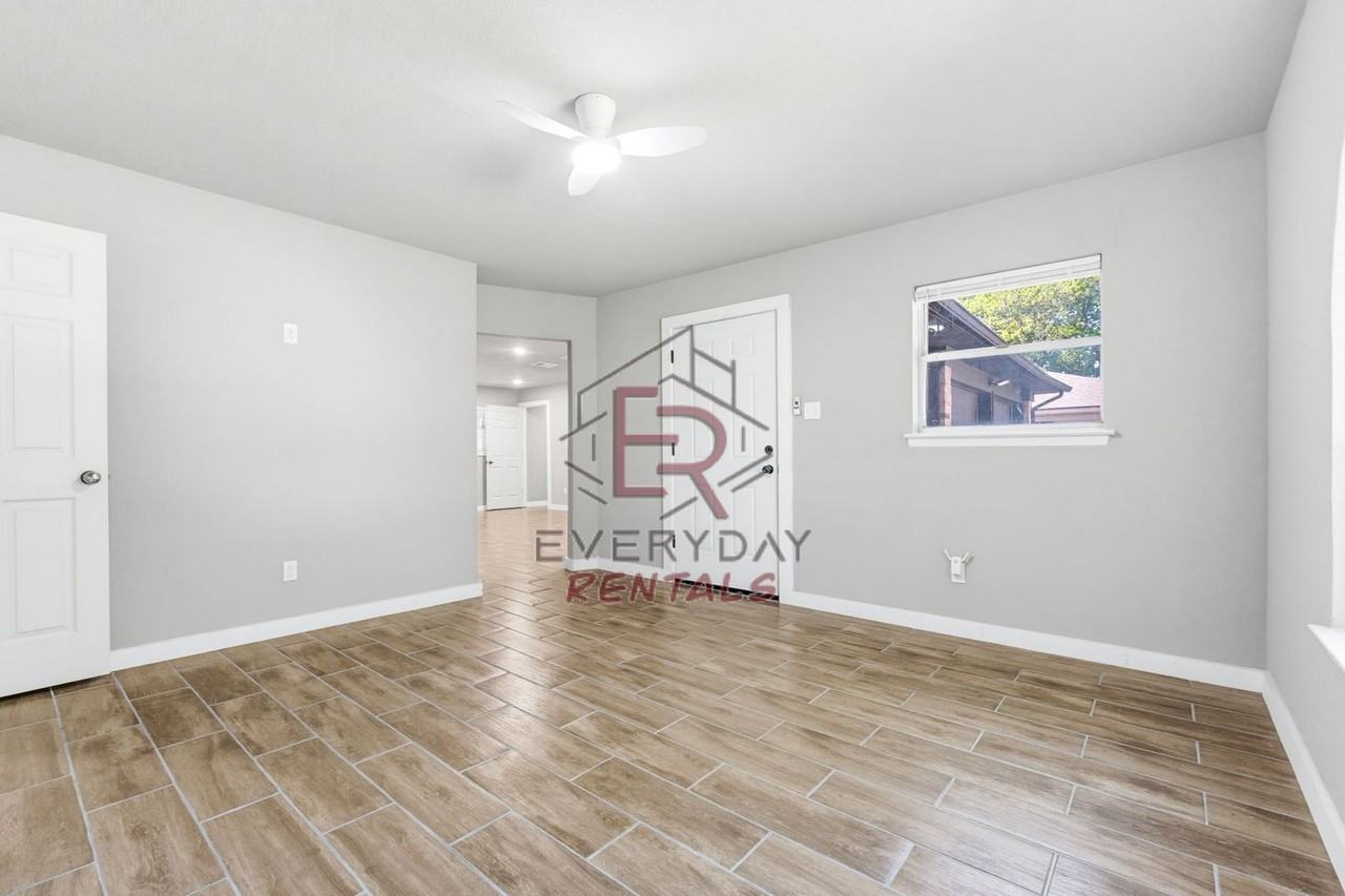 110 E Mark Rd - Photo 3 of 16