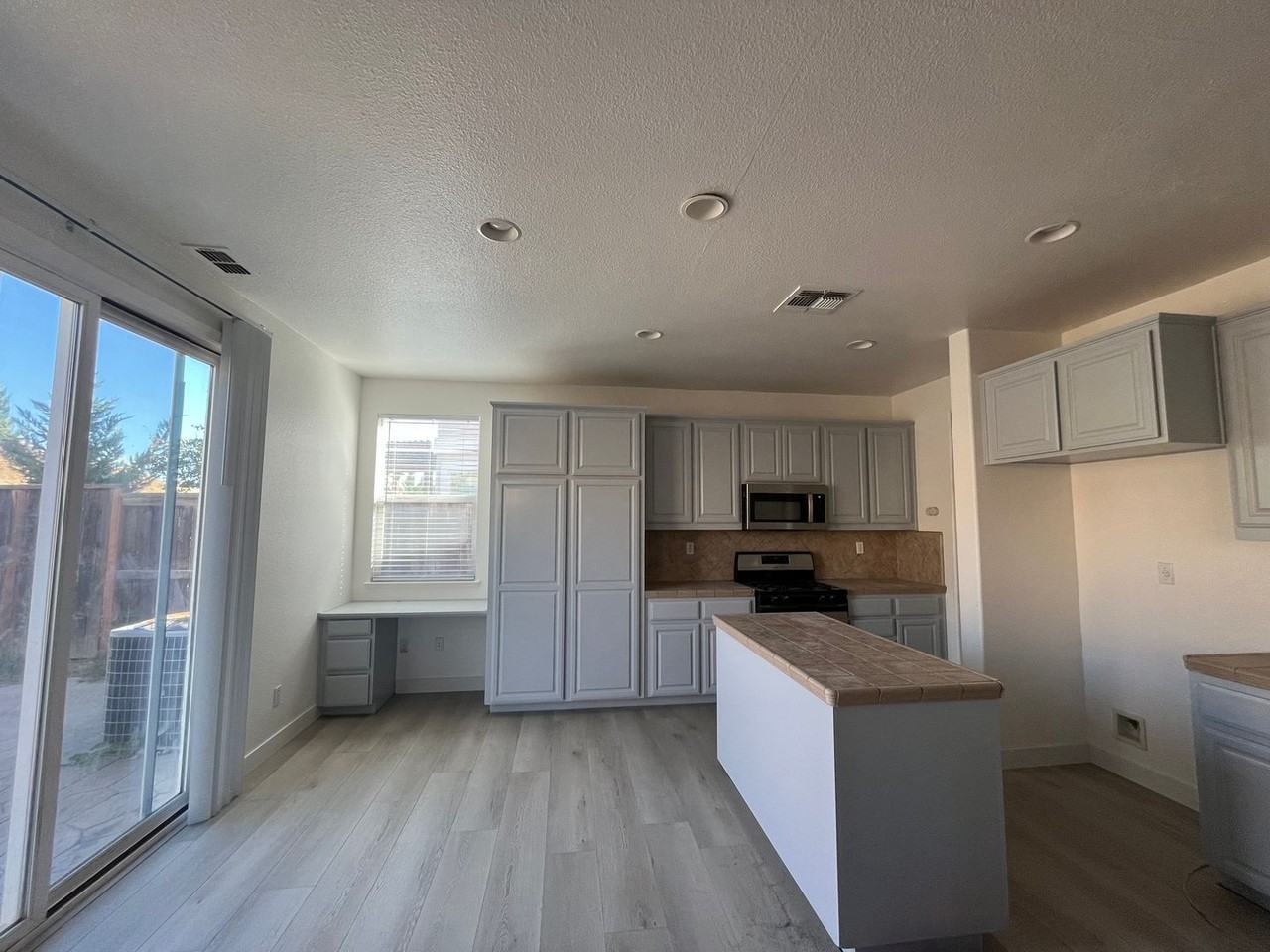 9501 Sarazen Ct - Photo 3 of 12