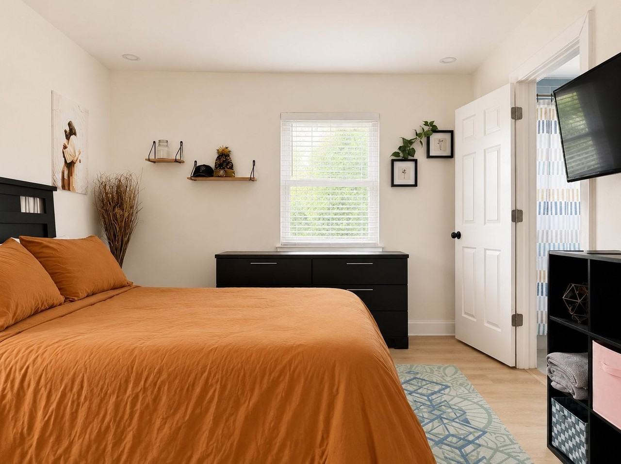 1233 S Saint James Blvd - Photo 4 of 25