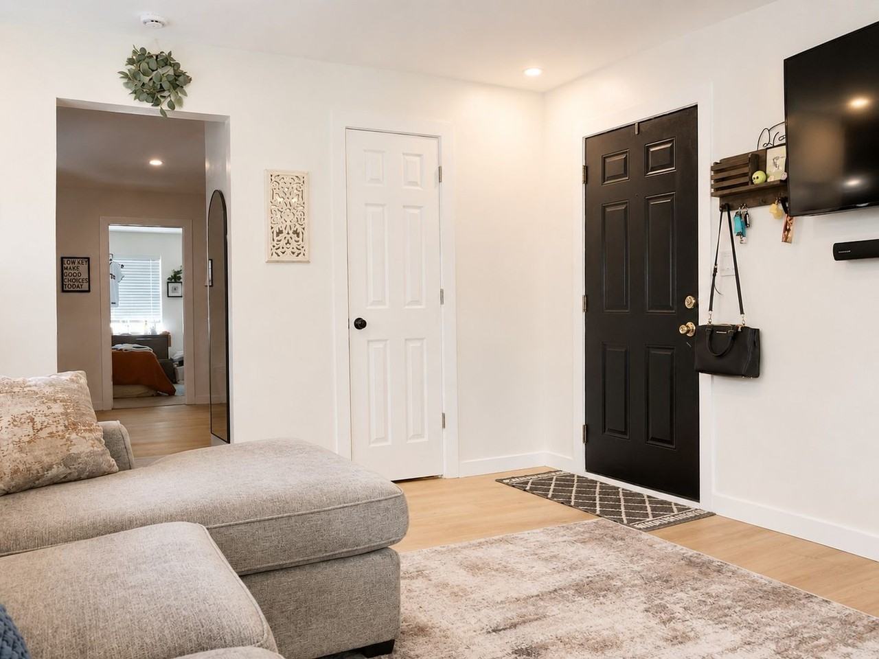 1233 S Saint James Blvd - Photo 5 of 25