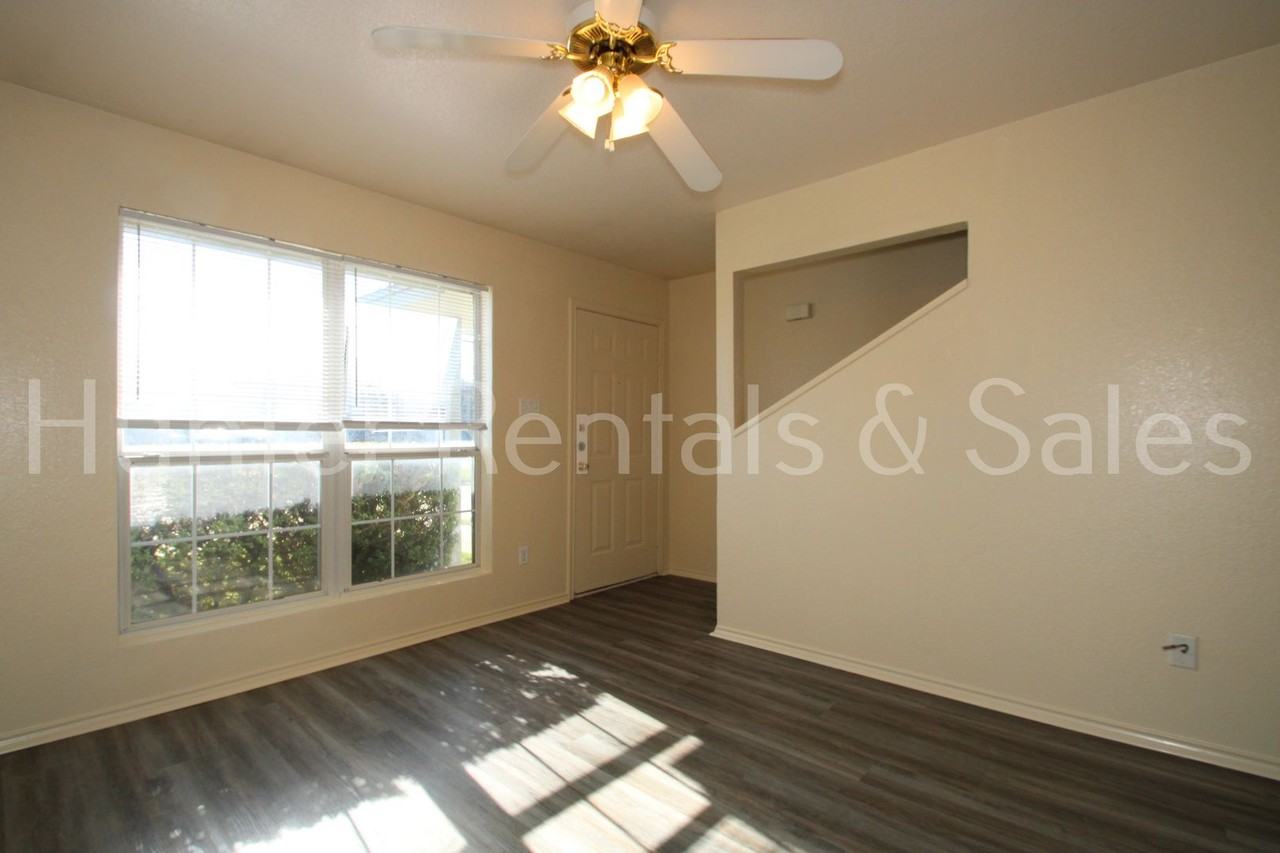 4301 Alan Kent Dr Apt B - Photo 4 of 18
