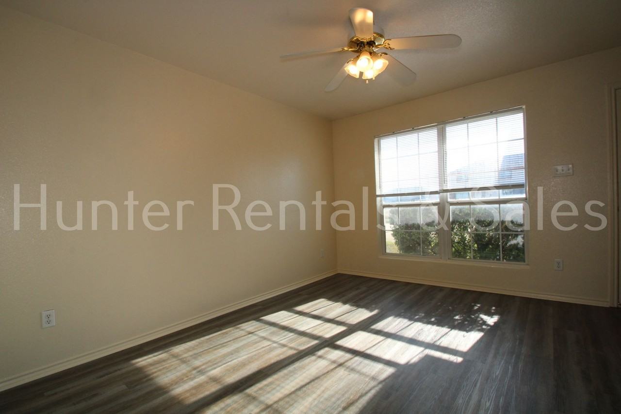 4301 Alan Kent Dr Apt B - Photo 5 of 18