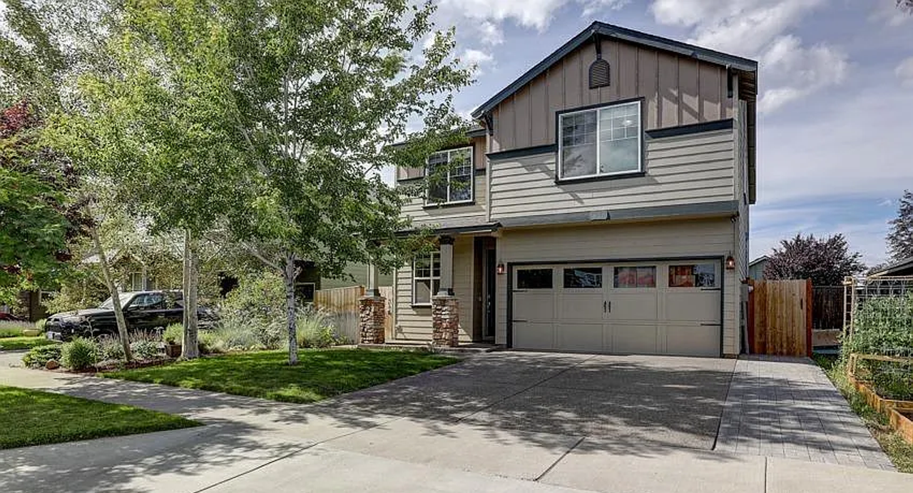 847 Ne Locksley Dr - Photo 2 of 23