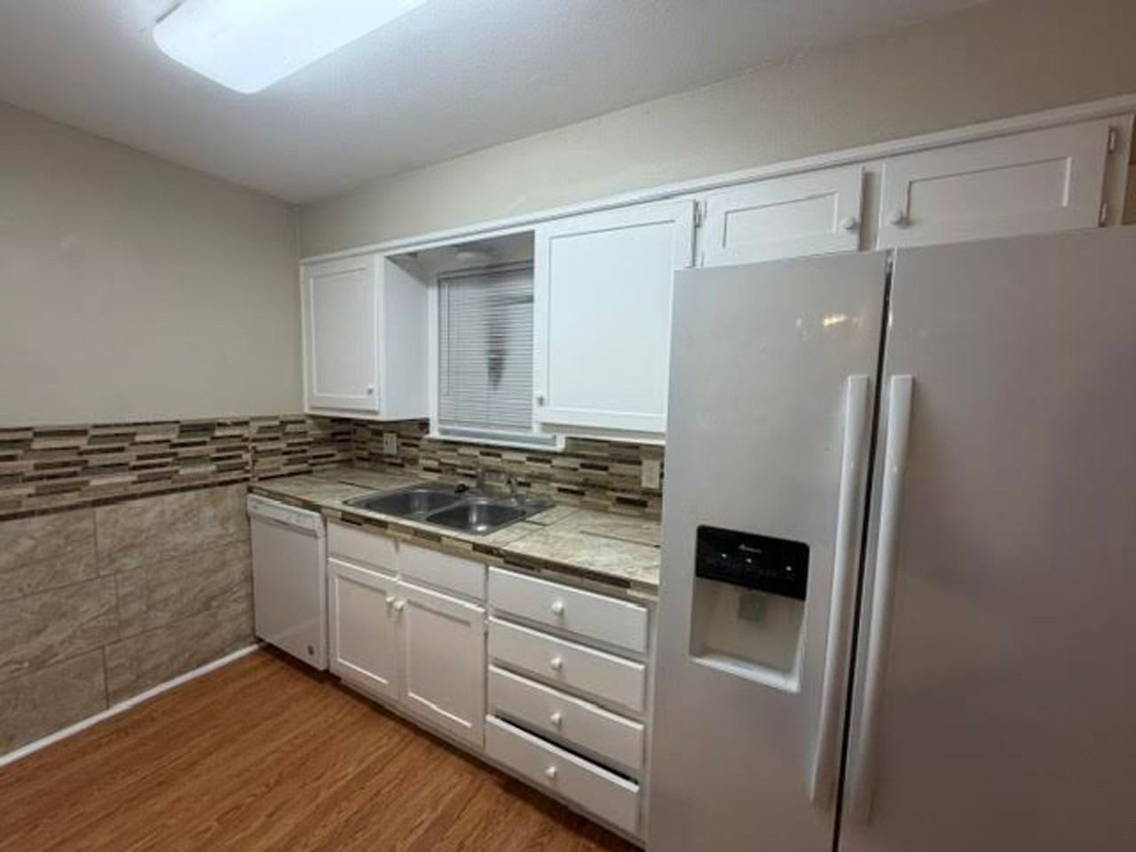 712 Fairway Rd - Photo 2 of 13