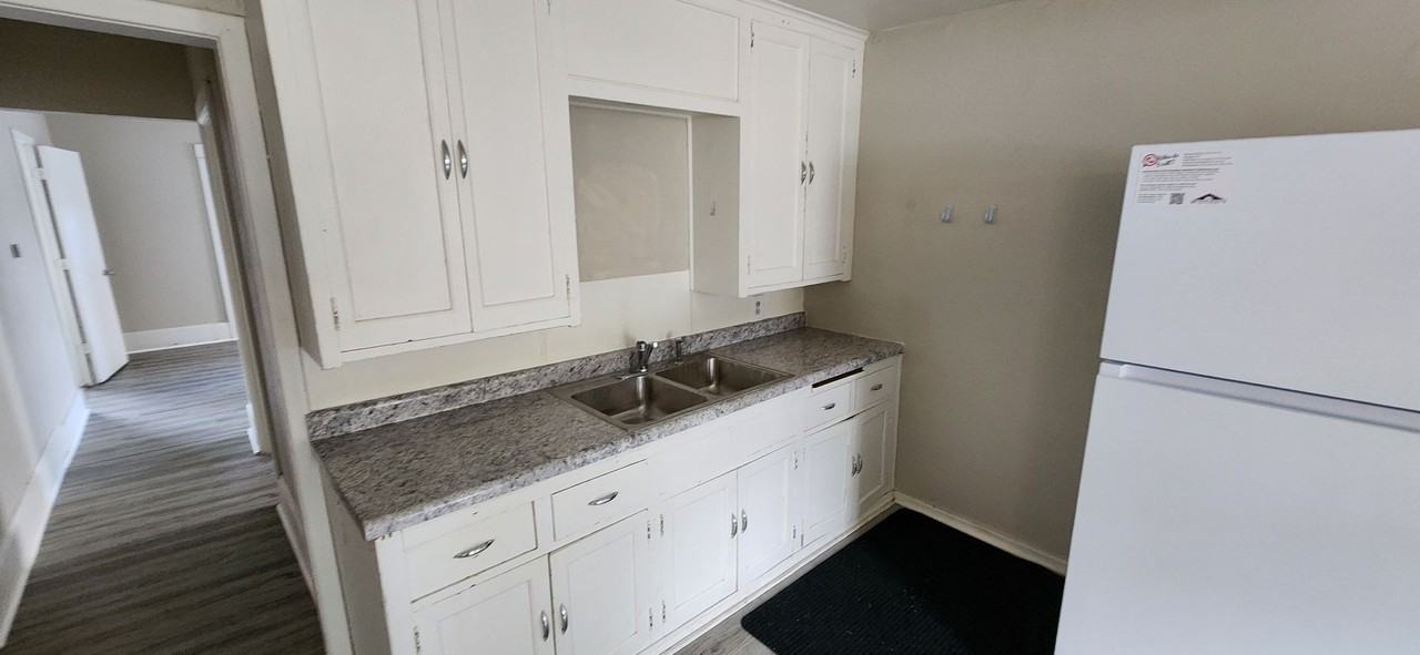 1402 Pine St - Photo 3 of 15