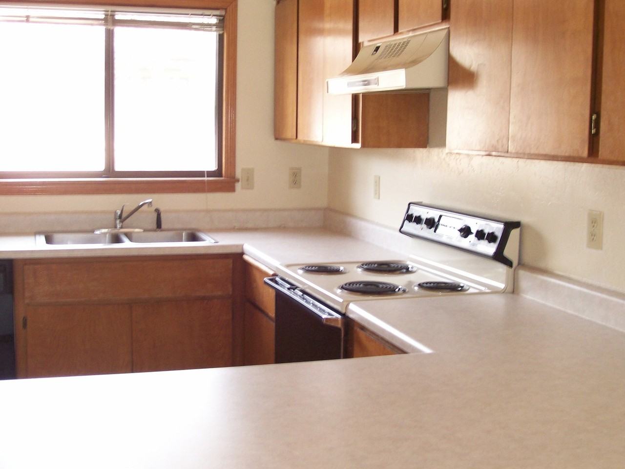 2446 N Earle Dr - Photo 4 of 9