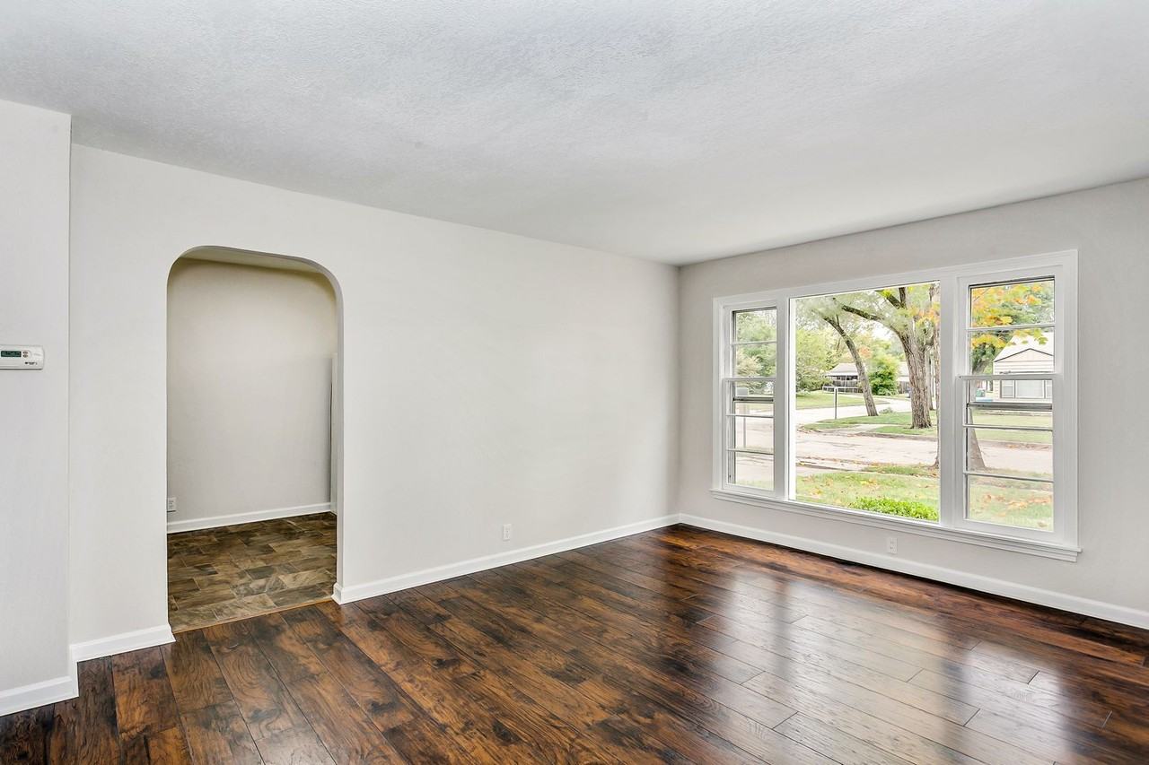 1901 S Volutsia Ave - Photo 2 of 11