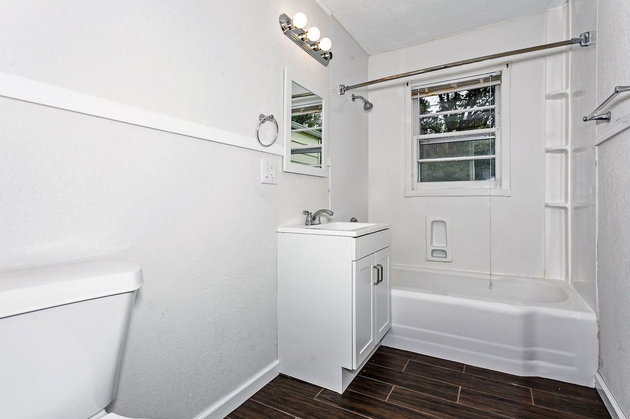 1901 S Volutsia Ave - Photo 4 of 11