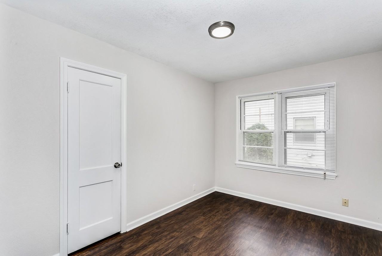 1901 S Volutsia Ave - Photo 5 of 11