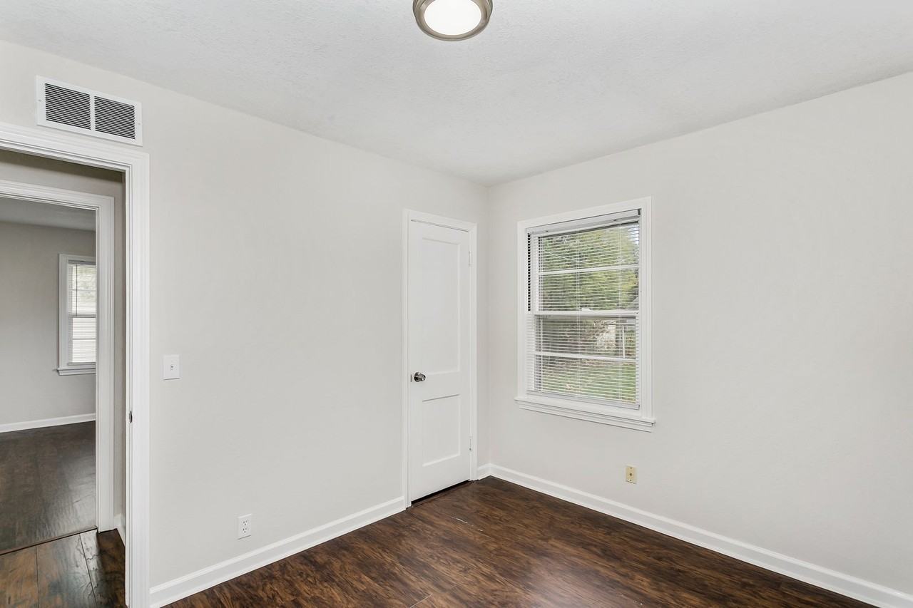 1901 S Volutsia Ave - Photo 6 of 11