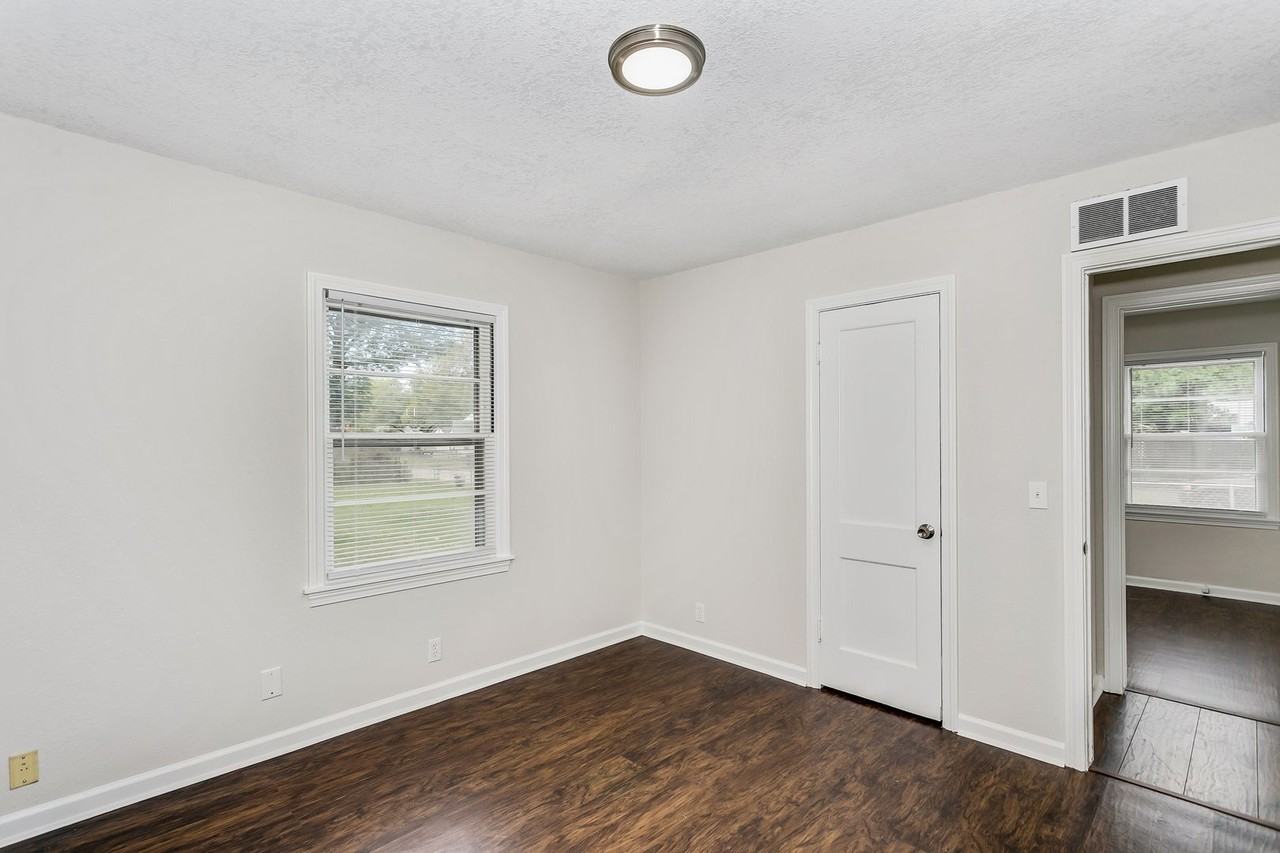 1901 S Volutsia Ave - Photo 7 of 11