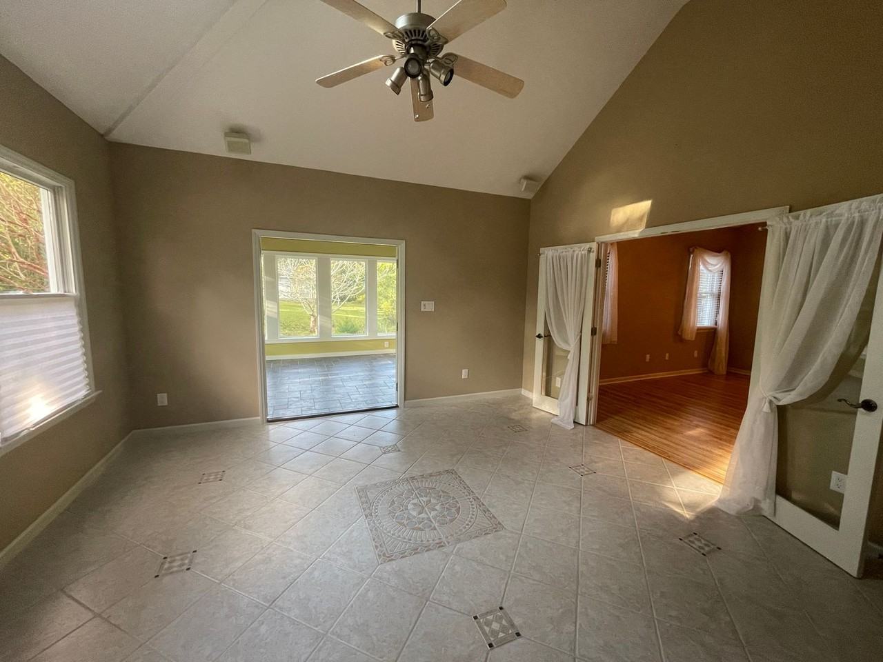 240 Grovediere Ln - Photo 7 of 28