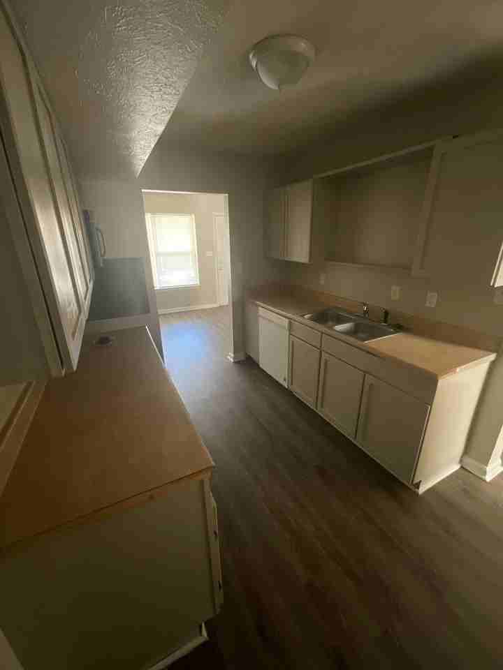 1137 W 30th St - Photo 3 of 15