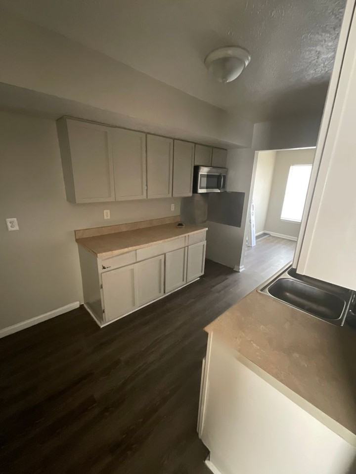 1137 W 30th St - Photo 4 of 15