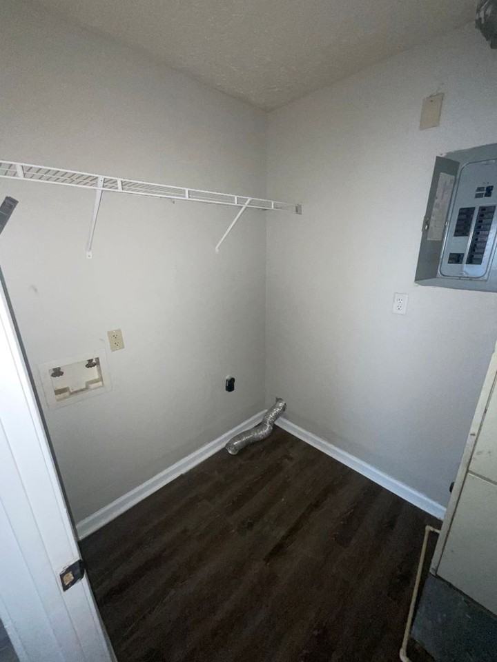1137 W 30th St - Photo 5 of 15