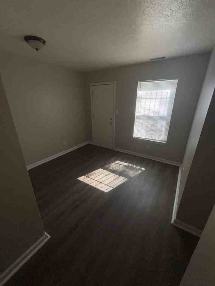 1137 W 30th St - Photo 6 of 15