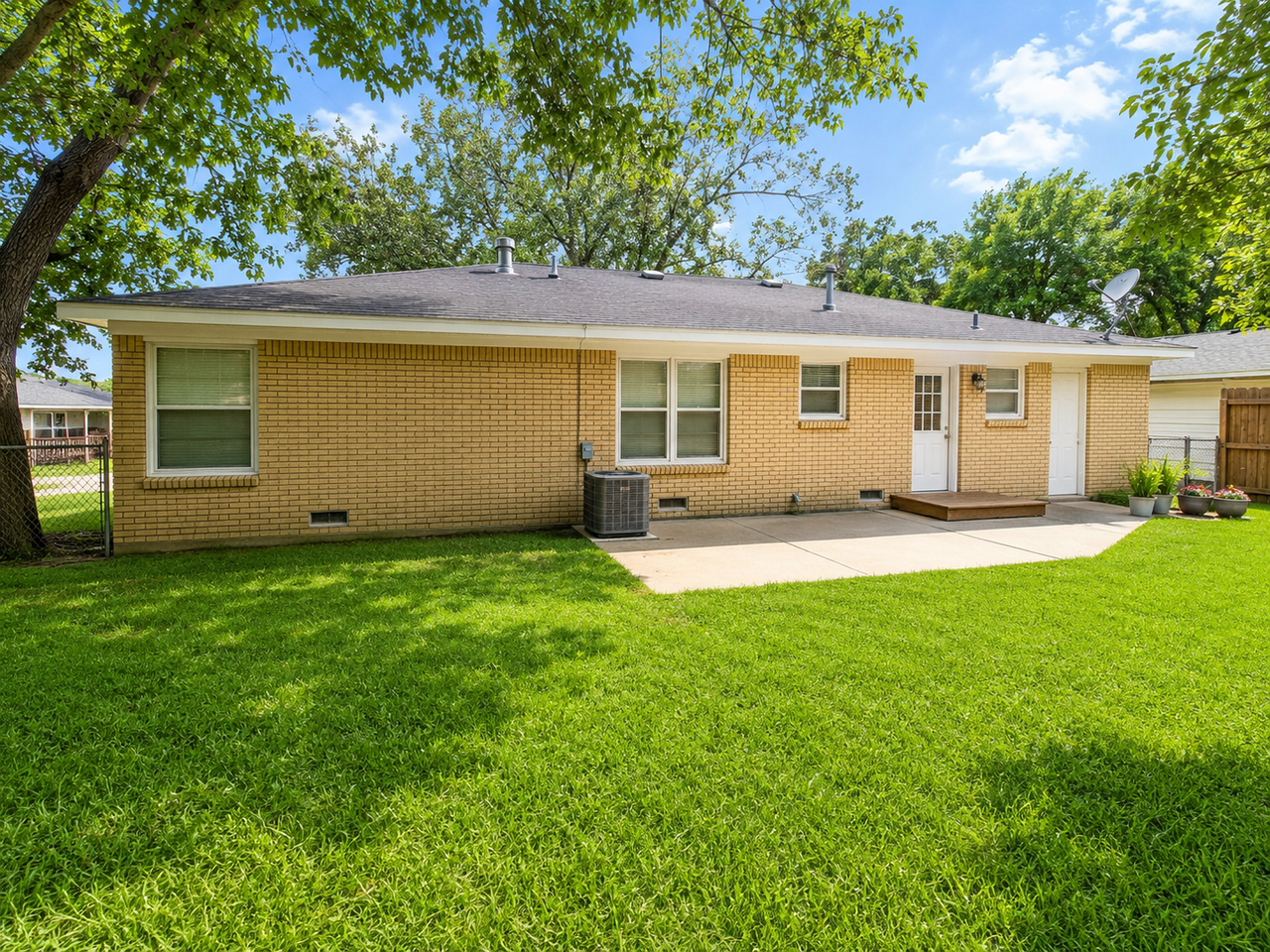 425 S Austin St - Photo 2 of 11