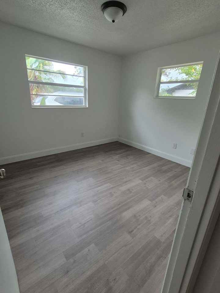 378 Collins St - Photo 3 of 10