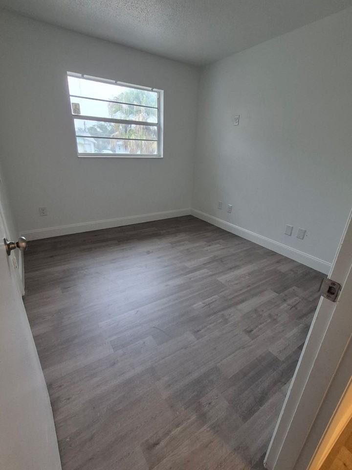 378 Collins St - Photo 4 of 10