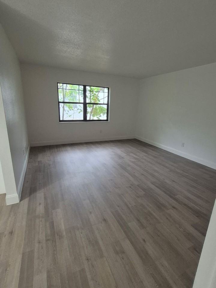 378 Collins St - Photo 7 of 10