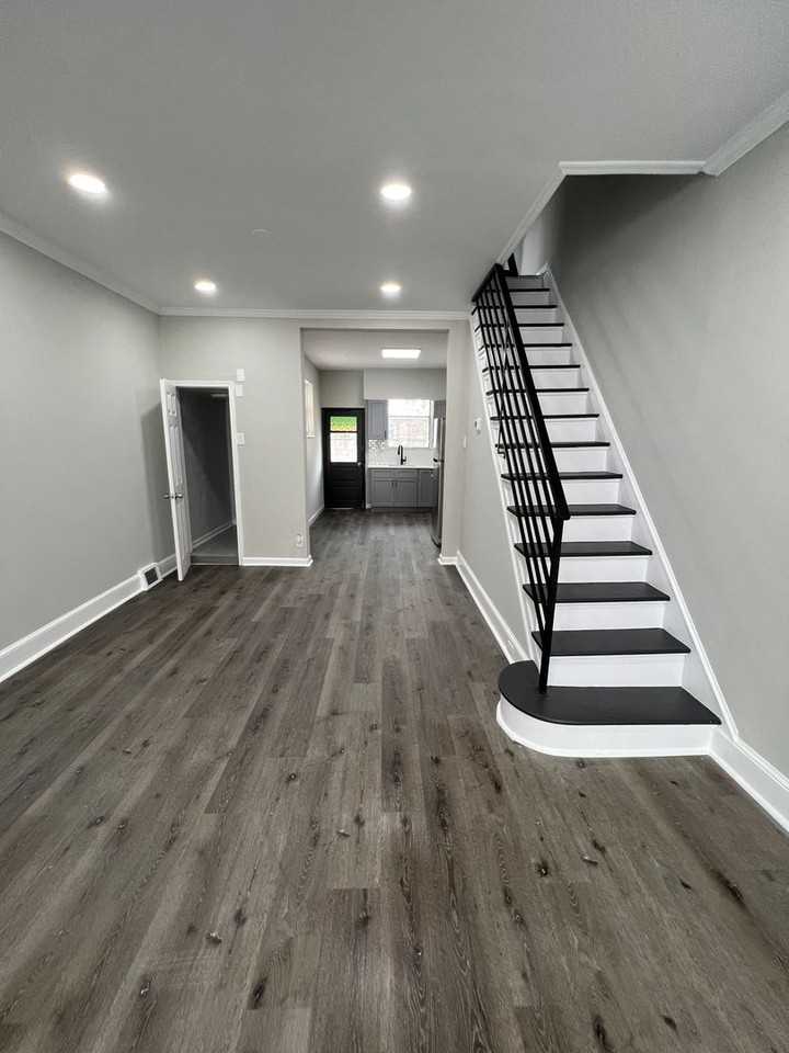 2120 S Iseminger St - Photo 4 of 8
