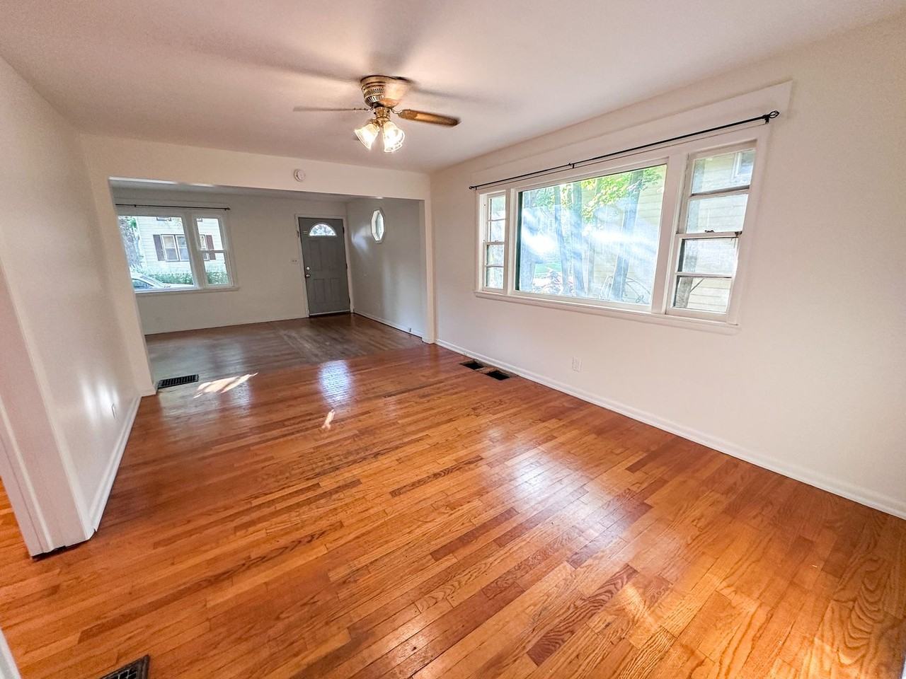 757 Sinclair Ave Ne - Photo 3 of 10