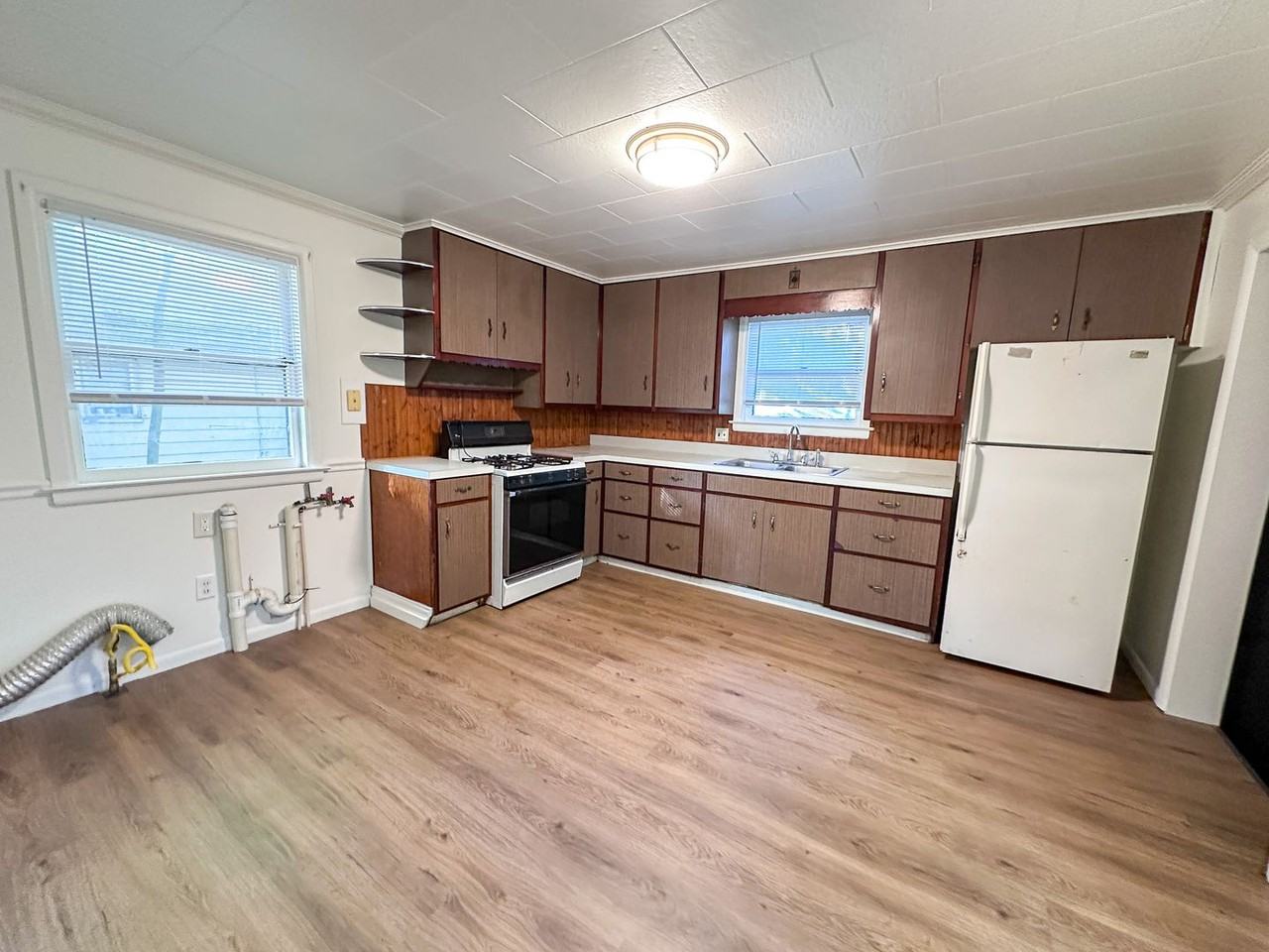 757 Sinclair Ave Ne - Photo 4 of 10