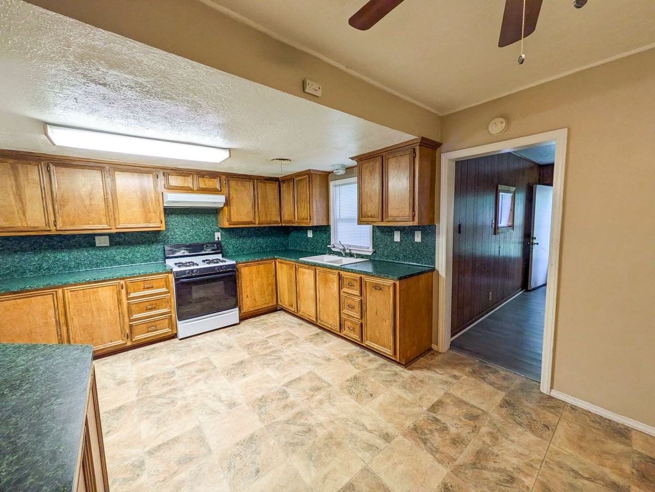 5267 Sunset St - Photo 4 of 21
