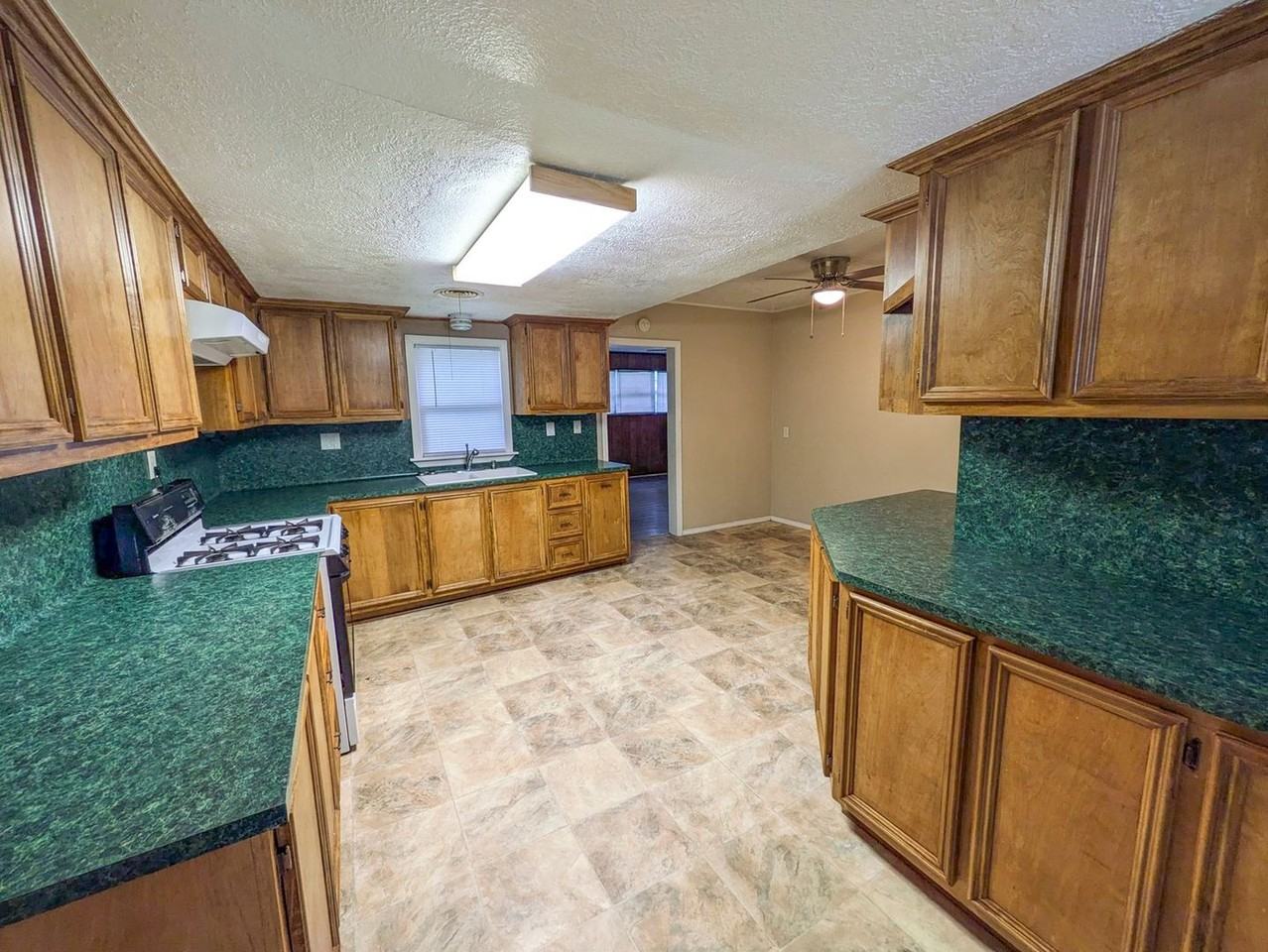 5267 Sunset St - Photo 5 of 21