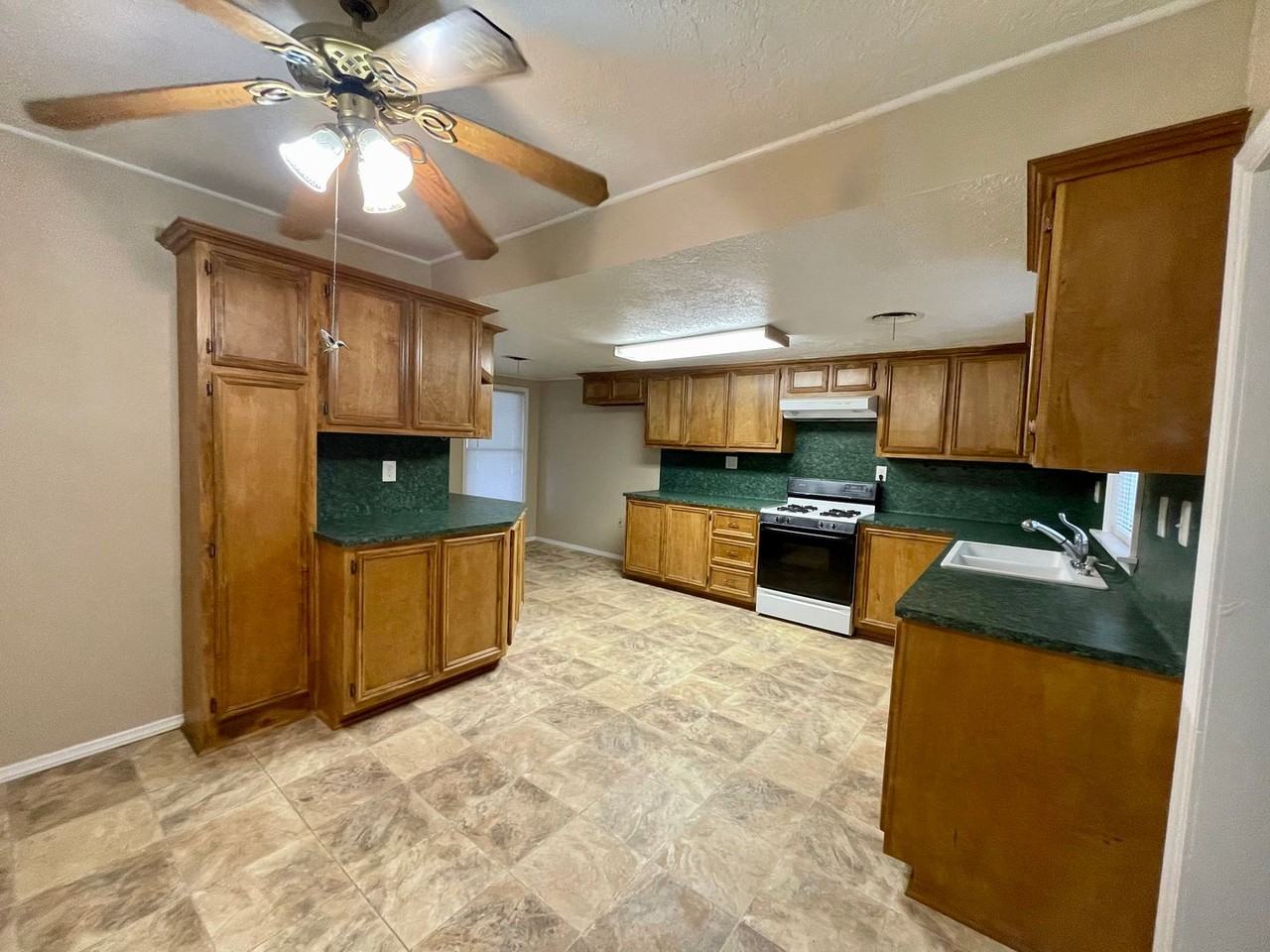 5267 Sunset St - Photo 6 of 21