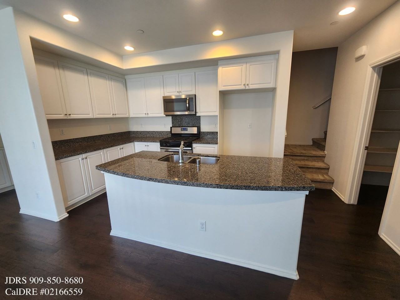 122 Royal Way - Photo 3 of 14