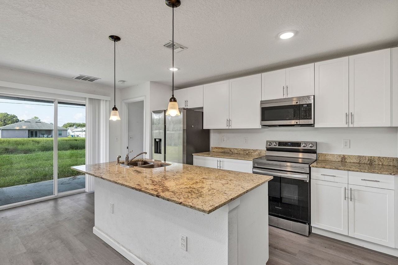 1252 Giralda Cir Nw - Photo 4 of 31