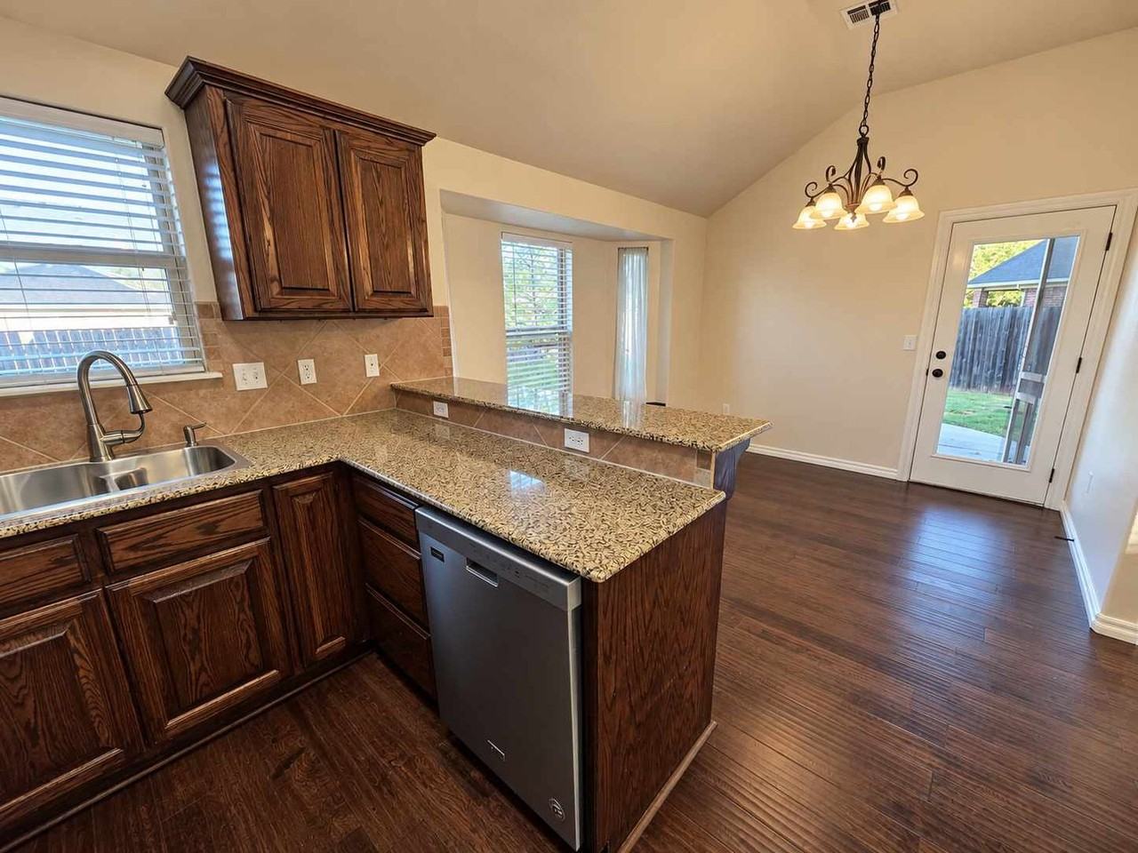811 Dogwood Ct - Photo 5 of 16