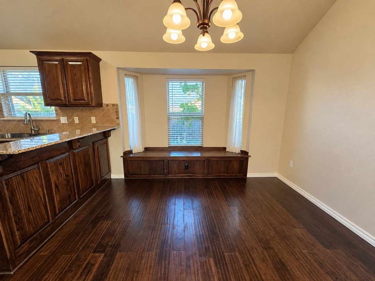 811 Dogwood Ct - Photo 6 of 16
