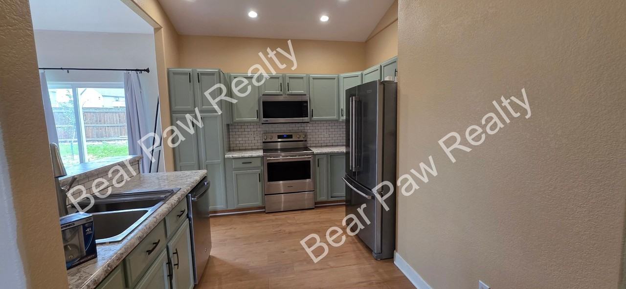 1404 Medley Loop - Photo 2 of 15
