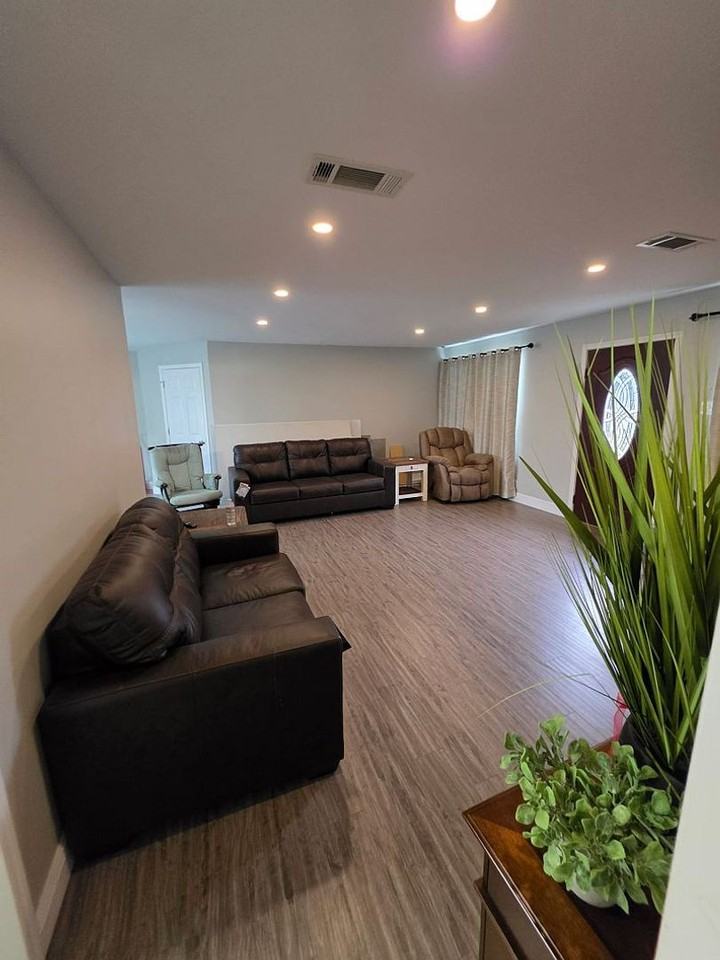 219 Glenda St - Photo 4 of 9