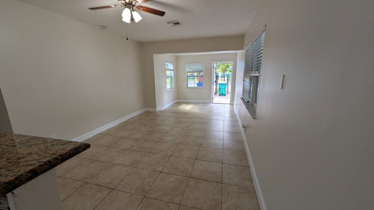 2511 Nw 9th St - Photo 4 of 26