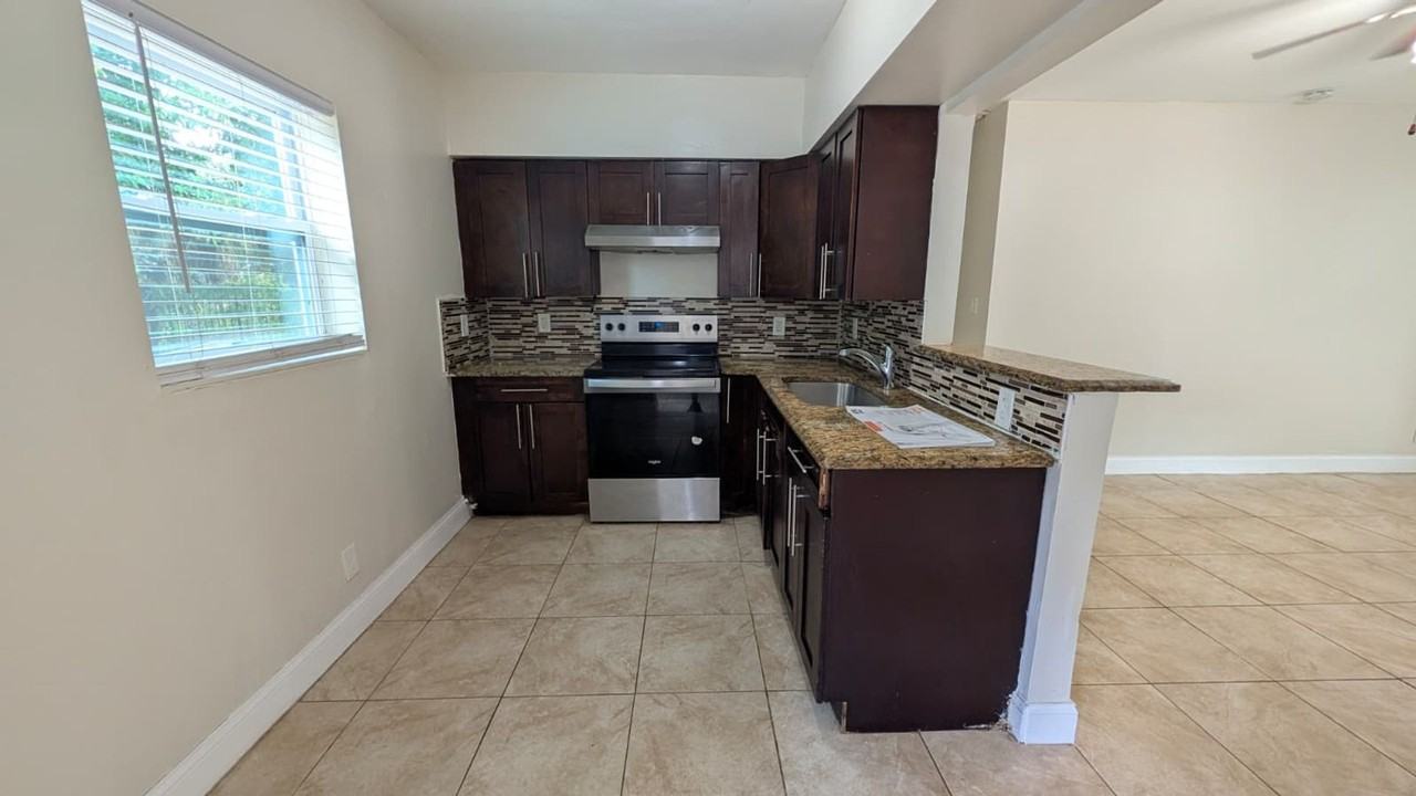 2511 Nw 9th St - Photo 6 of 26