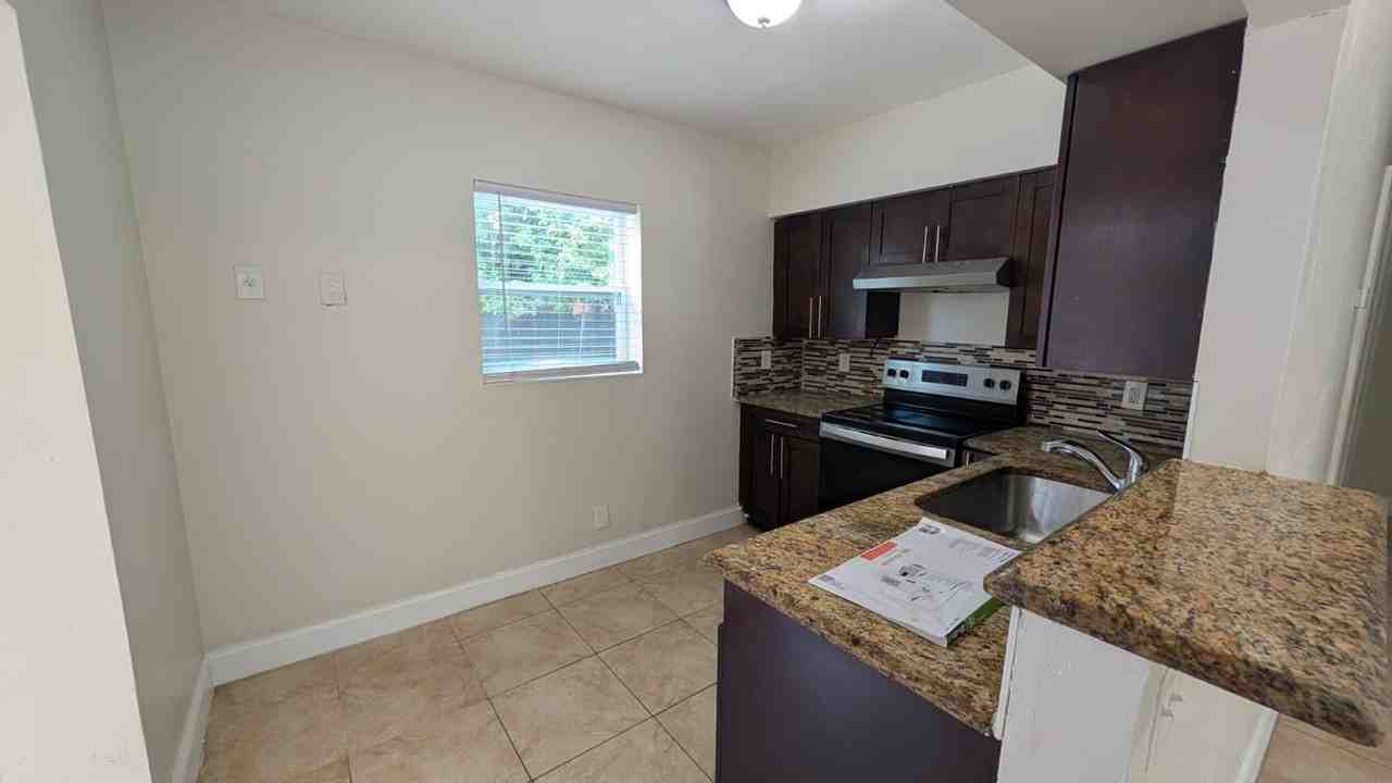 2511 Nw 9th St - Photo 7 of 26