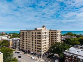 featured image of 6807 N Sheridan Rd