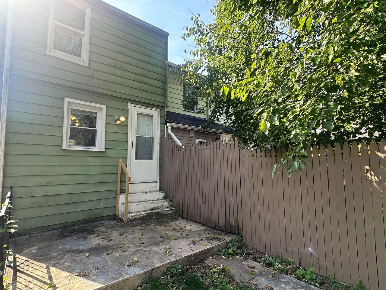 1619 Center St - Photo 2 of 8