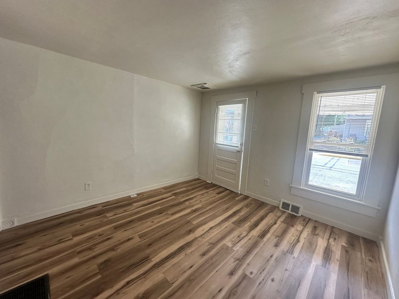 1619 Center St - Photo 6 of 8