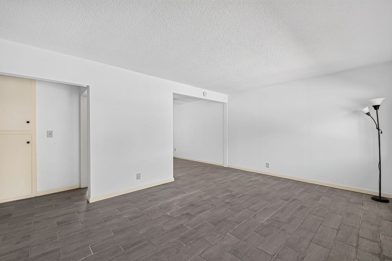 328 E 49th St - Photo 4 of 26