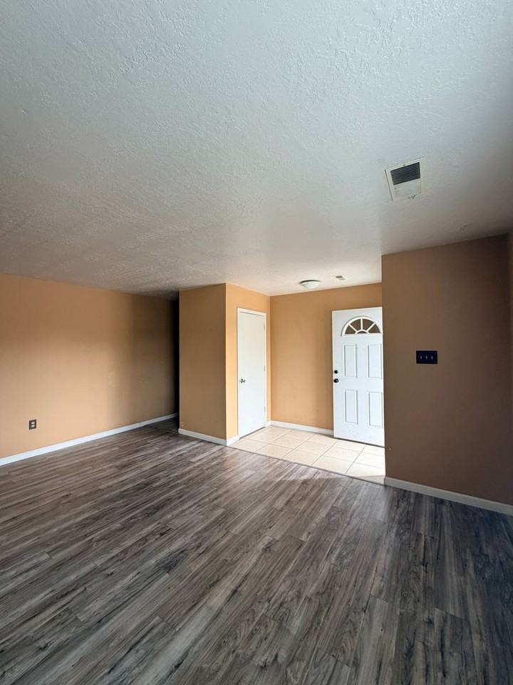 304 Heiland Rd - Photo 5 of 31